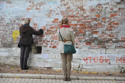 Девушки загадывают желание у Софьиной башни Новодевичьего монастыря.