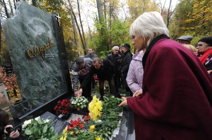 Открытие памятника к годовщине смерти народной артистки России Ольги Аросевой на Головинском кладбище.