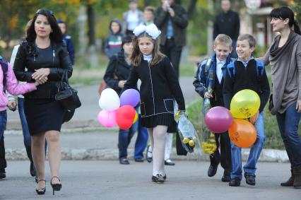 Донецк. Новый учебный год в ДНР. На снимке: ученики с цветами и воздушными шариками направляются на линейку в школу 124.