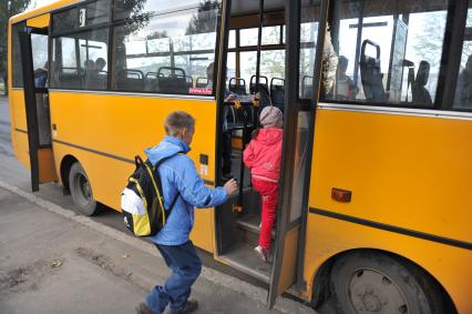 Донецк. Новый учебный год в ДНР. На снимке: ученики садятся в автобус и направляются в школу 124.