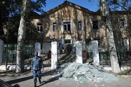 Донецк. 1 октября, в день начала учебного года, украинская нацгвардия нанесла мощный удар из реактивной системы залпового огня `Смерч` по городу. В результате пострадало 12 из 150 донецких школ. На снимке: здание школы 57, пострадавшей во время обстрела.