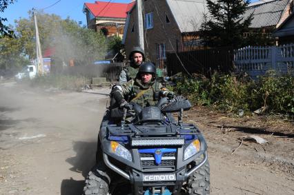 Донецк. Ополченцы ДНР штурмуют аэропорт, где находятся украинские войска. На снимке: ополченец с позывным Моторола (Арсений Павлов) (на первом плане).