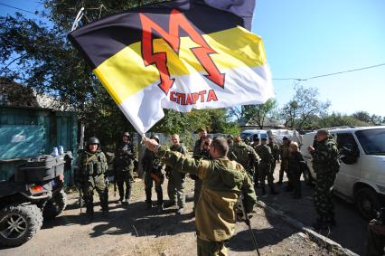 Донецк. Ополченцы ДНР штурмуют аэропорт, где находятся украинские войска. На снимке: ополченец держит имперский флаг с надписью `Спарта`.