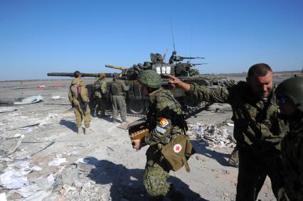 Донецк. Ополченцы ДНР штурмуют аэропорт, где находятся украинские войска.