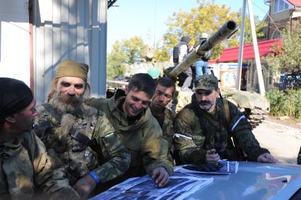 Донецк. Ополченцы ДНР штурмуют аэропорт, где находятся украинские войска. На снимке: ополченец с позывным Гиви (второй слева).