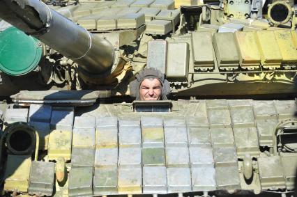 Донецк. Ополченцы ДНР штурмуют аэропорт, где находятся украинские войска. На снимке: ополченец в танке.