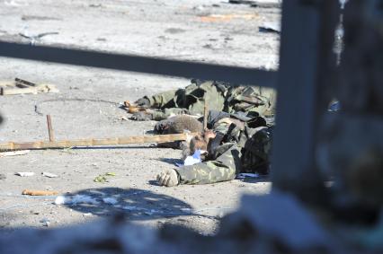 Донецк. Ополченцы ДНР штурмуют аэропорт, где находятся украинские войска. На снимке: убитые танкисты-ополченцы.