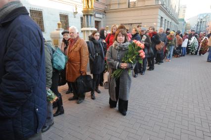 Государственный академический театр имени Евг. Вахтангова. Прощание с режиссером Юрием Любимовым.  На снимке:  очередь.