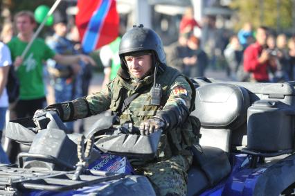 Донецк. Праздник в честь полугодичного существования Донецкой Народной Республики (ДНР). На снимке: ополченец с позывным Моторола (Арсений Павлов) на площади Ленина.