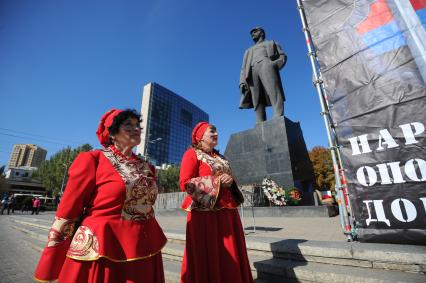 Донецк. Праздник в честь полугодичного существования Донецкой Народной Республики. На снимке: женщины в национальных костюмах на площади Ленина.