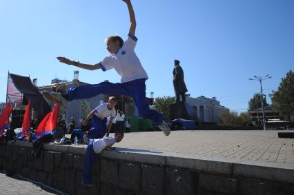 Донецк. Праздник в честь полугодичного существования Донецкой Народной Республики (ДНР) на площади Ленина.