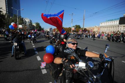 Донецк. Праздник в честь полугодичного существования Донецкой Народной Республики (ДНР). На снимке: байкеры с флагом Новороссии на площади Ленина.