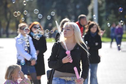 Донецк. Праздник в честь полугодичного существования Донецкой Народной Республики. На снимке: девушка пускает мыльные пузыри.