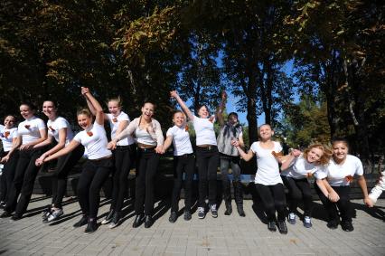 Донецк. Праздник в честь полугодичного существования Донецкой Народной Республики. На снимке: девушки на площади Ленина.