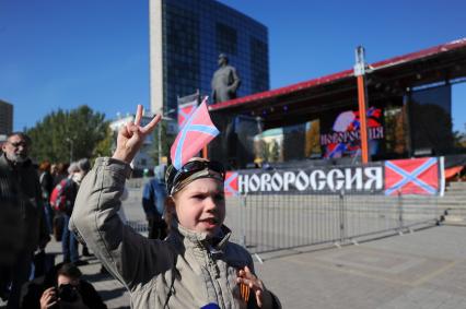 Донецк. Праздник в честь полугодичного существования Донецкой Народной Республики.