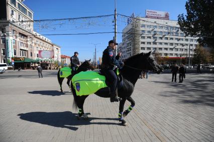 Донецк. Праздник в честь полугодичного существования Донецкой Народной Республики (ДНР). На снимке: конная полиция ДНР патрулирует площадь Ленина.