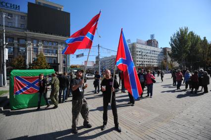 Донецк. Праздник в честь полугодичного существования Донецкой Народной Республики. На снимке: мужчины с флагами Новороссии на площади Ленина.