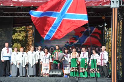 Донецк. Праздник в честь полугодичного существования Донецкой Народной Республики. На снимке: праздничный концерт на площади Ленина.