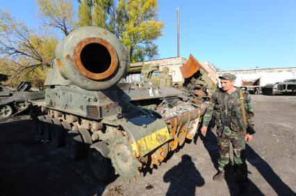 Одна из ремонтных баз Донецкой народной республики (ДНР), где пленные помогают ремонтировать военную технику, подбитую и брошенную украинскими войсками. На снимке: ополченец с позывным Крокодил.