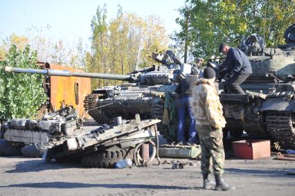 Одна из ремонтных баз Донецкой народной республики (ДНР), где пленные помогают ремонтировать военную технику, подбитую и брошенную украинскими войсками.