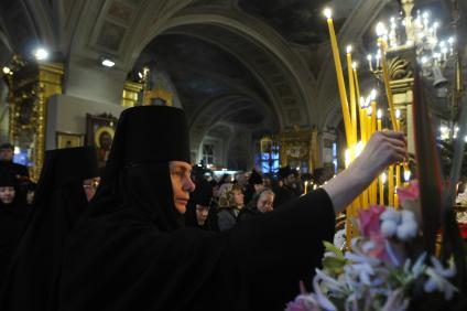 Заупокойная Божественная литургия и панихида у надгробия патриарха Московского и всея Руси Алексия II, скончавшегося 40 дней назад в Богоявленском (Елоховском) кафедральном соборе.