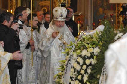 Заупокойная Божественная литургия и панихида у надгробия патриарха Московского и всея Руси Алексия II, скончавшегося 40 дней назад в Богоявленском (Елоховском) кафедральном соборе. На снимке: местоблюститель патриаршего престола митрополит Смоленский и Калининградский Кирилл.