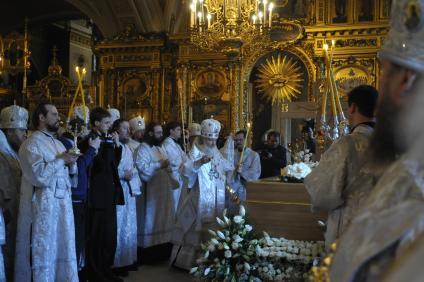 Заупокойная Божественная литургия и панихида у надгробия патриарха Московского и всея Руси Алексия II, скончавшегося 40 дней назад в Богоявленском (Елоховском) кафедральном соборе. На снимке: местоблюститель патриаршего престола митрополит Смоленский и Калининградский Кирилл.