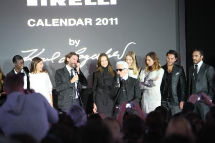 Писатель Фредерик Бегбедер (третий слева) и модельер Карл Лагерфельд (в центре) с моделями, которые участвовали в съемках для нового календаря Pirell, в отеле `Ritz Carlton`.