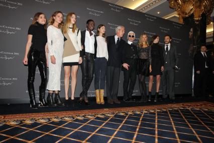 Президент итальянской компании `Pirelli` Марко Тронкетти Провера (шестой слева) и модельер Карл Лагерфельд (четвертый справа)  с моделями, которые участвовали в съемках для нового календаря Pirell, в отеле `Ritz Carlton`.