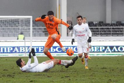 Футбольный матч премьер-лиги  ФК \"Урал\" (Екатеринбург) 2-0 ФК \"Спартак\" (Москва) На фото: игрок ФК Спартак №2 Хуан Инсаурральде, ФК Урал № 9 Спартак Гогниев