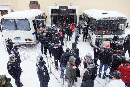 Болельщики футбольного клуба \"Спартак\" (Москва) проходят на стадион, на матч против ФК \"Урал\" (Екатеринбург)