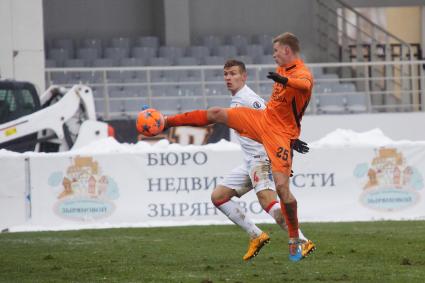 Футбольный матч премьер-лиги ФК \"Урал\" (Екатеринбург) 2-0 ФК \"Спартак\" (Москва) На фото: игрок ФК Спартак №4 Сергей Паршивлюк, ФК Урал № 25 Александр Ставпец