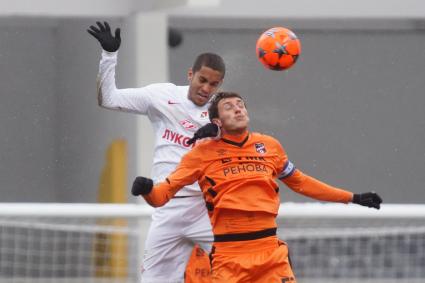 Футбольный матч премьер-лиги ФК \"Урал\" (Екатеринбург) 2-0 ФК \"Спартак\" (Москва) На фото: игрок ФК Спартак №15 Борхес Монтейро Ромуло, ФК Урал №