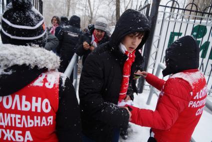 Болельщики футбольного клуба \"Спартак\" (Москва) проходят на стадион, на матч против ФК \"Урал\" (Екатеринбург)