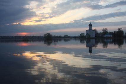 Церковь Покрова на Нерли белокаменный храм во Владимирской области.