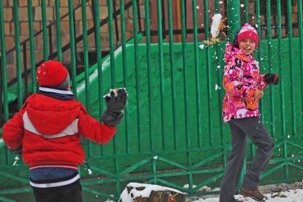 Первый снег в Москве. На снимке: дети играют в снежки в Петровском парке.