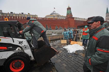 Первый снег в Москве. На снимке: уборка снега на Красной Площади.