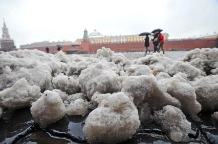 Первый снег в Москве. На снимке: снег на Красной Площади.