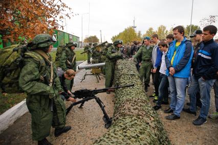 Молодежь знакомится с оружием.