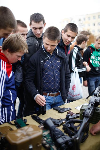 Молодежь знакомится с оружием.