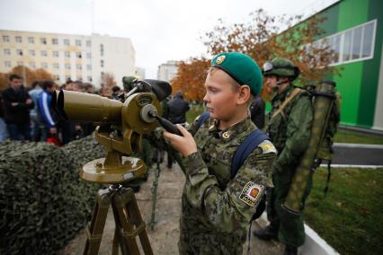 Молодежь знакомится с вооружением.