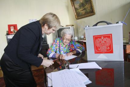 Выбору на дому. Пенсионер голосует.