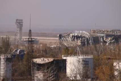 Донецк. Ополченцы ДНР штурмуют аэропорт, где находятся украинские войска. На снимке: разрушенный терминал аэропорта.