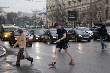 Пешеходы переходят дорогу.