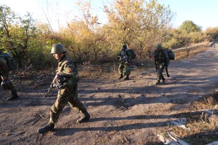 с.Никишино. Журналисты КП вывезли Оксану Пискунову и ее сына Никиту из зоны боевых действий в Торез. На снимке: ополченцы славянской роты.