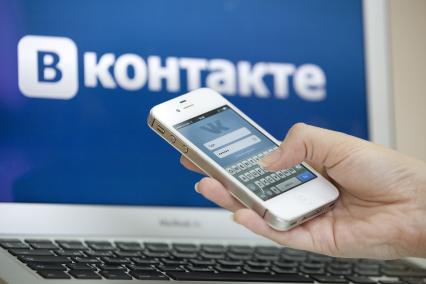 Человек использует мобильное устройство для входа в социальную сеть Вконтакте.