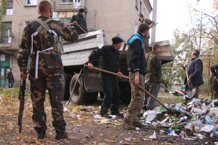 Иловайск. Военнопленные из батальона `Донбасс` восстанавливают разрушенный город.