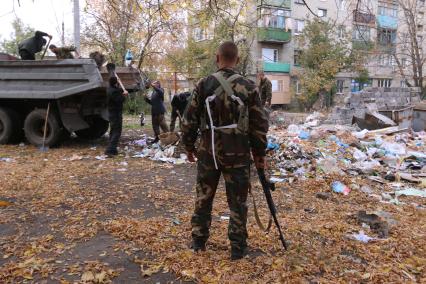 Иловайск. Военнопленные из батальона `Донбасс` восстанавливают разрушенный город.