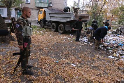 Иловайск. Военнопленные из батальона `Донбасс` восстанавливают разрушенный город.