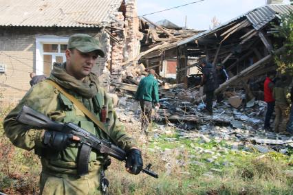 Иловайск. Военнопленные из батальона `Донбасс` восстанавливают разрушенный город.